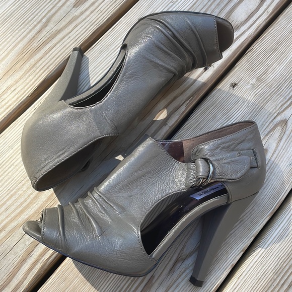Steve Madden Leather Peep Toe Taupe Booties Size 8 - Picture 15 of 16